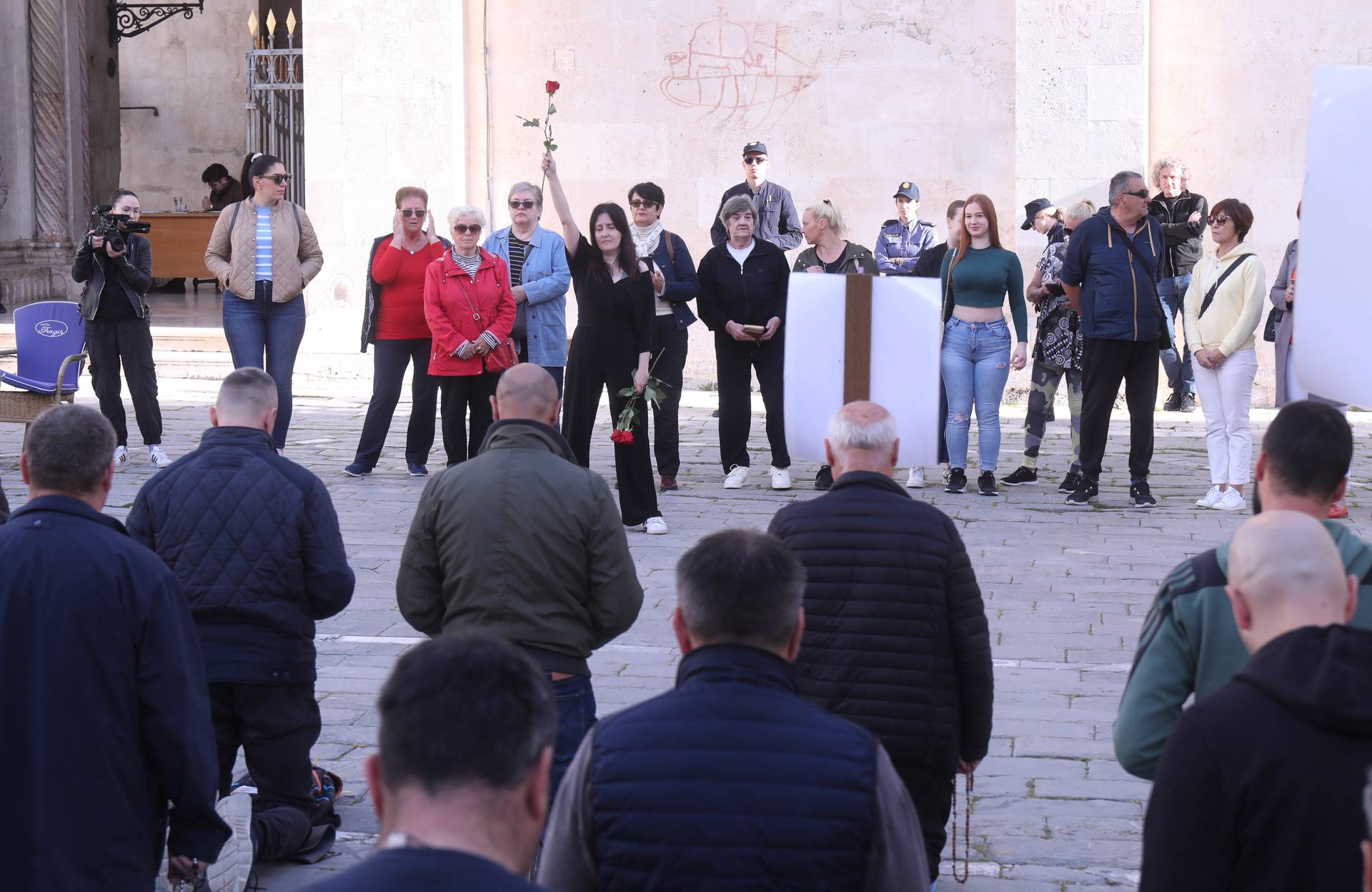 
Trogir: Prosvjed protiv molitelja krunice "Tiha misa" Arijane Lekić-Fridrih 