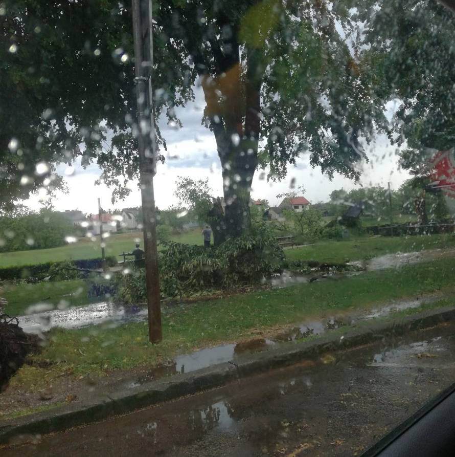 Oluja u Hrvatskoj čupala stabla i poplavila ulice, bilo je i tuče...