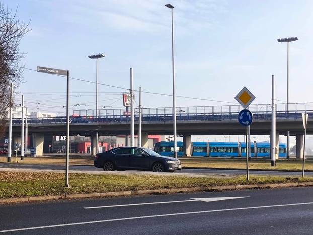 FOTO Tko to tamo pjeva, ups... parkira. Ovako to Hrvati rade, neki uzmu mjesto i invalidima...