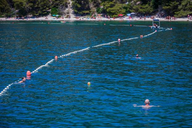 Gužva na splitskoj plaži Kasjuni podno Marjana