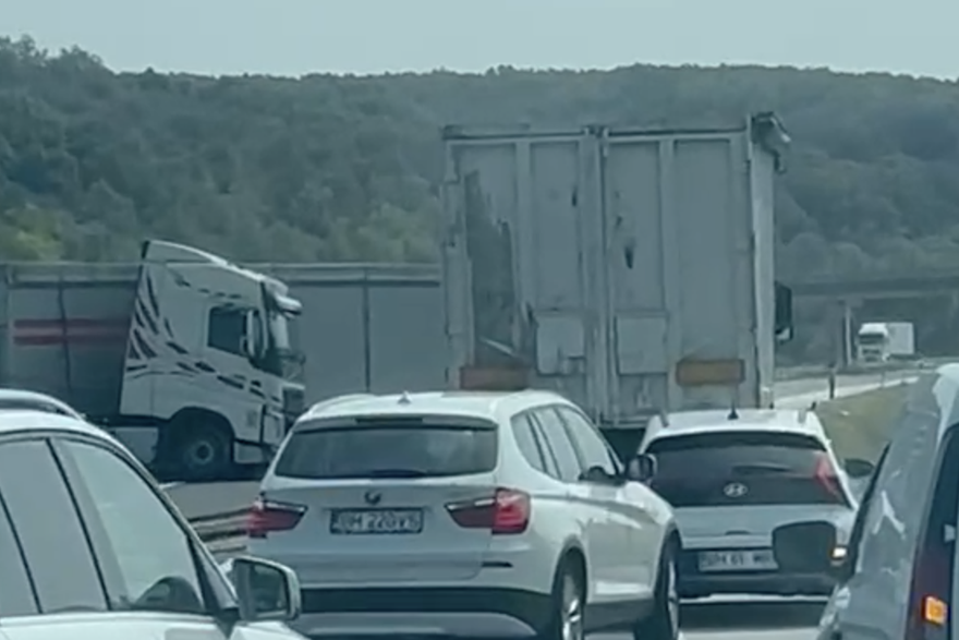 Strašna nesreća na A4! Kamion probio ogradu. Prekinut promet i na A1 zbog sudara u tunelu!