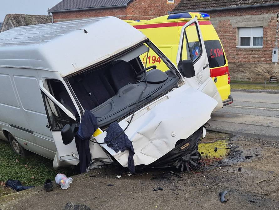 FOTO Dvoje ozlijeđenih kod Brodskog Stupnika: 'Jurio je, razbio aute i završio u kanalu'