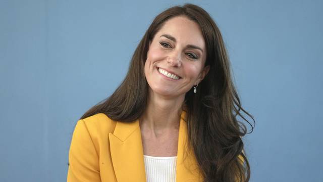Kate Middleton prilikom posjeta dobrotvornoj organizaciji za pomo? mladima potvrdila  sjajan osje?aj za modu