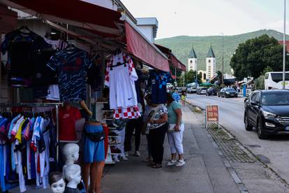 Maslinovo ulje, Livaja, svjetleći kipići Gospe i termosica: Ovo je ponuda trgovina iz Međugorja