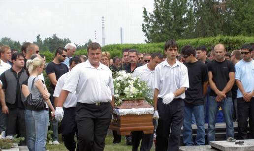 Matea ispratili poljupcima i bijelim ružama u vječnost