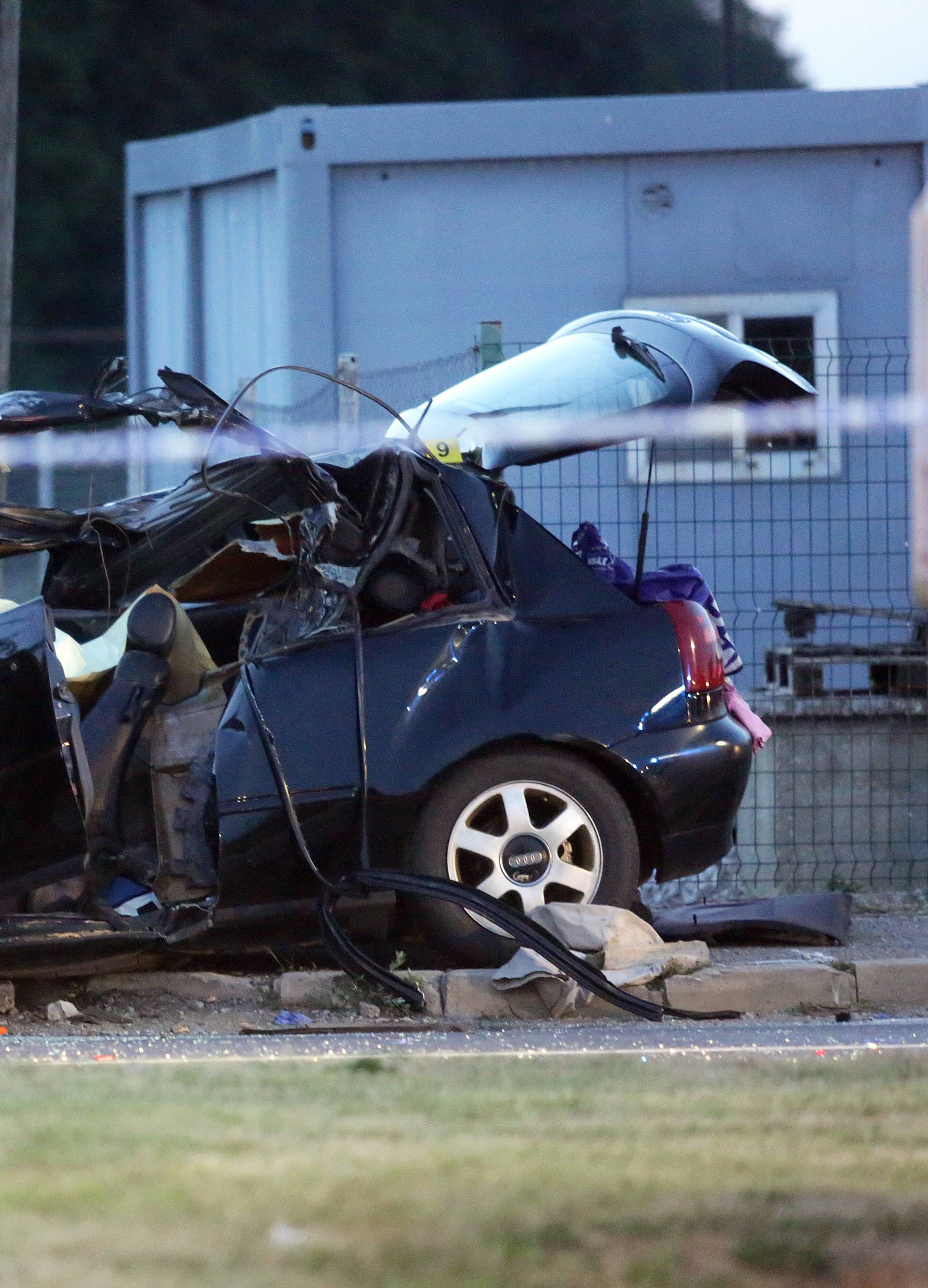 U sudaru dva automobila i traktora poginuli su otac i sin