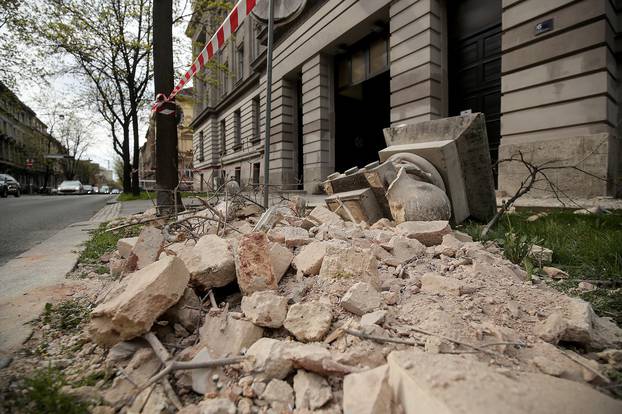 Zagreb: Nakon ju?erašnjeg potresa po gradu su još uvijek razbijeni automobili 