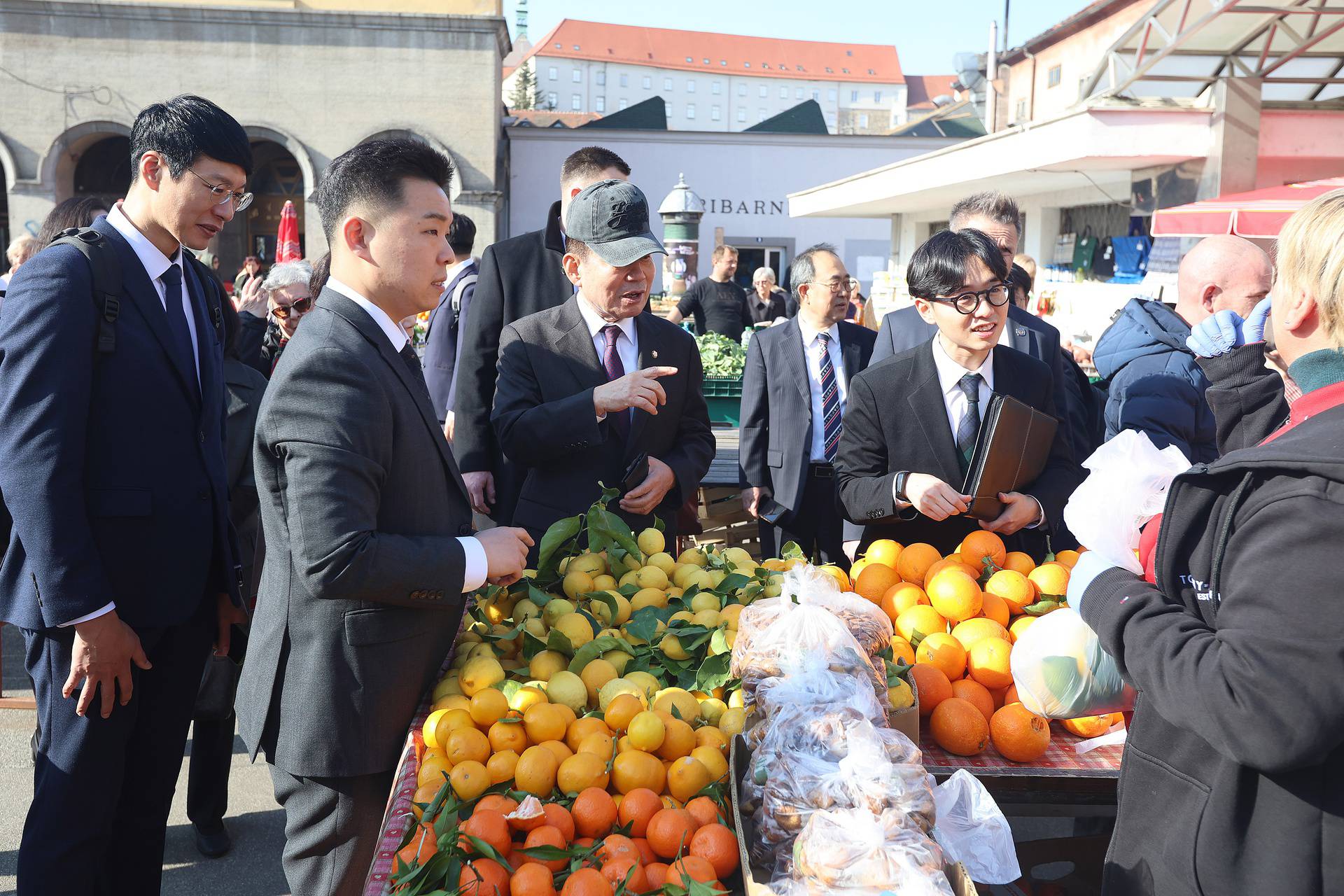 Zagreb: Kim Jin-pyo obišao centar grada i kupio kapu i limune