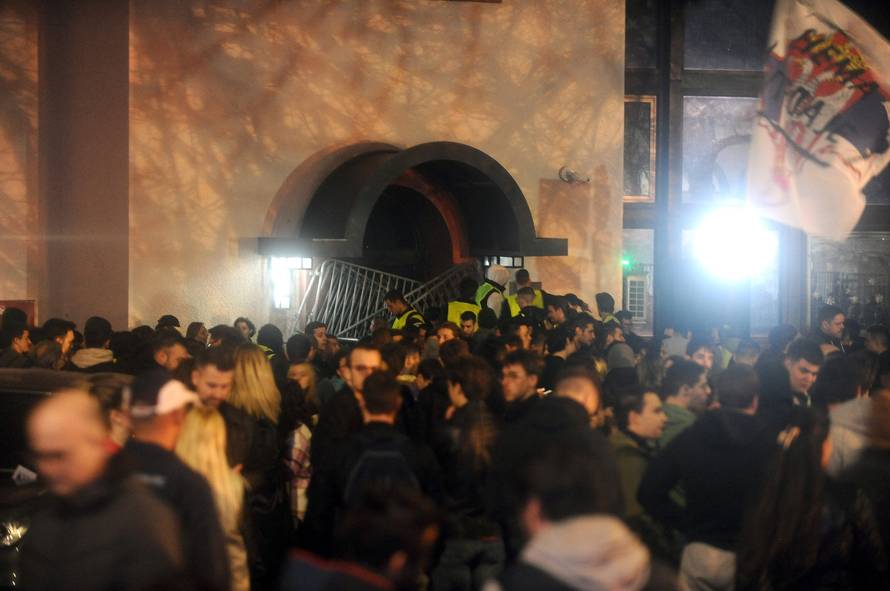 Beograd: Studenti u blokadi  objavili da su blokirali zgradu Radio-televizije Srbije (RTS) i najavili da će blokada trajati 22 sata