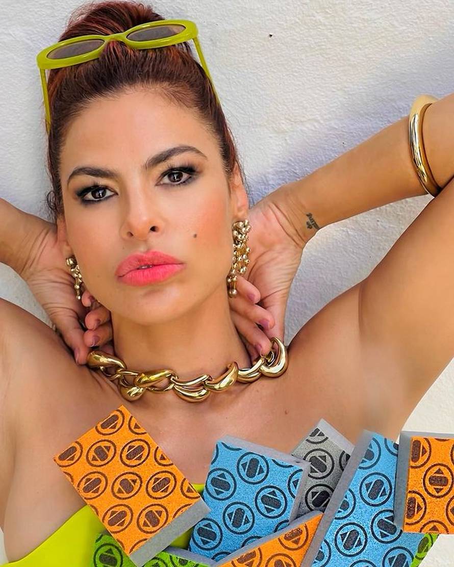 Eva Mendes grudi prekrila samo kuhinjskim spužvama: 'Mogu li ovako na dodjelu Oscara?'