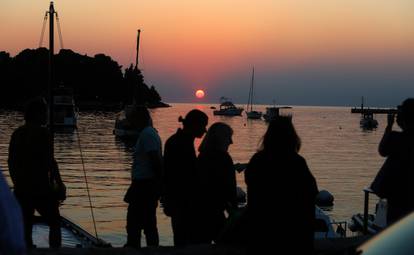 24.09.2021., Rovinj - Brojni turisti uzivali u zalasku sunca sa rive u Rovinju. Photo: Kristina Stedul Fabac/PIXSELL