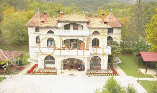 FOTO 'Dvorac' u Buzetu za 5,2 milijuna eura: Ima svoj bazen, saunu i posebno uređeni vrt