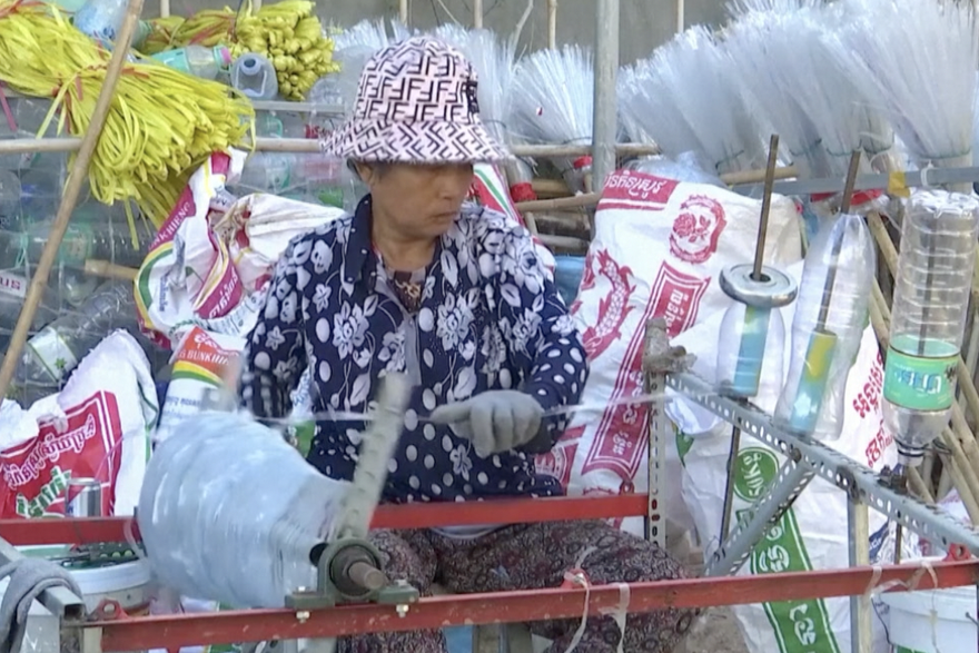 Predenje plastike u drške za metle: Kambodžanci u misiji smanjenja otpada
