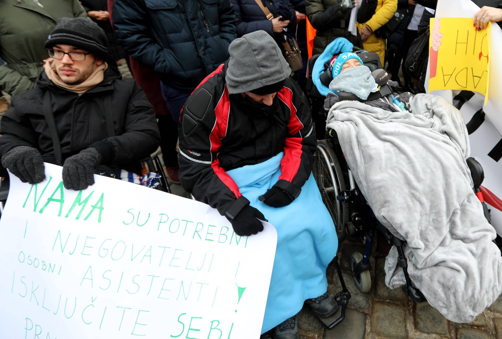 Zagreb: Prosvjed na Markovom trgu Udruge obitelji djece s teškoćama u razvoju "Sjena"