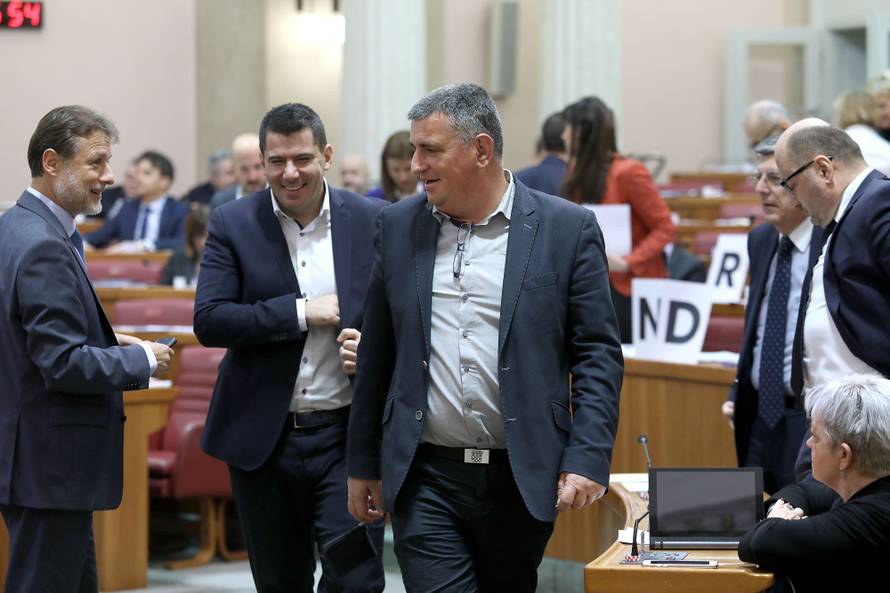 Zagreb: Zastupnici stankama odgaÄaju glasovanje