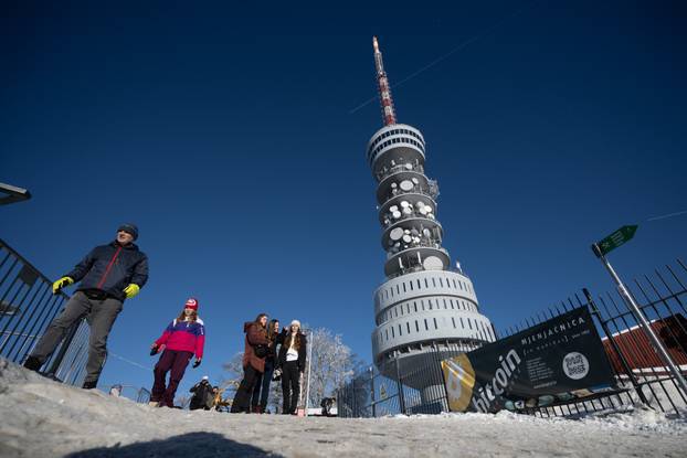 Zagreb: Građani uživaju u suncem okupanom Sljemenu 