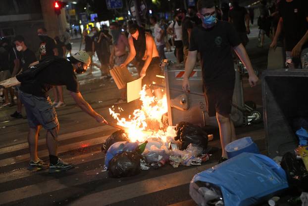 Beograd: Na Slaviji policija protiv prosvjednika upotrijebila suzavac