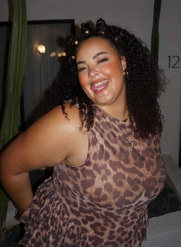 Plus-size influencerica ponosno pokazuje svoje obline: 'Tko se ne bi hvalio ovakvim grudima?'