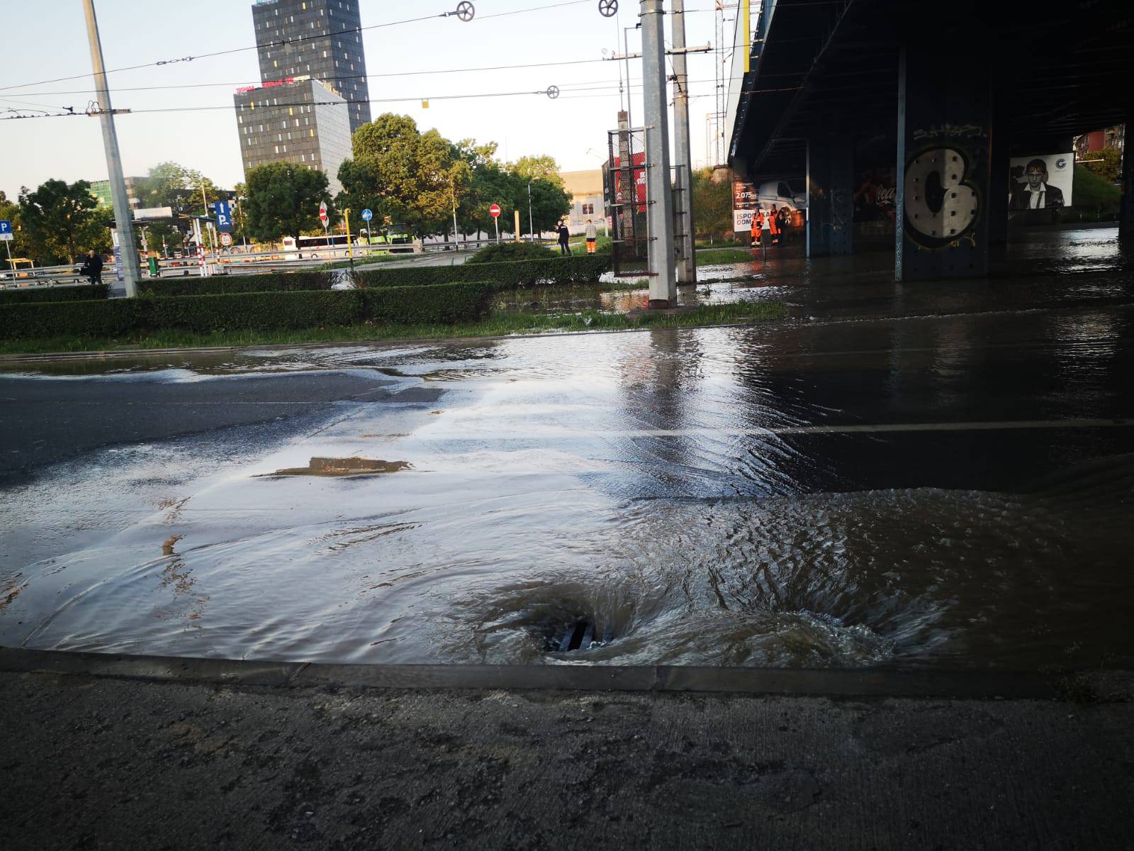 FOTO Poplava usred Zagreba, kaos na jednom od najvećih križanja, policija blokira promet