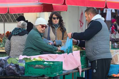 FOTO Gužve na Dolcu i danas!  Kiseli kupus najtraženija roba