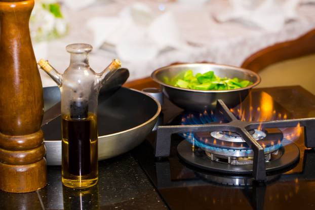 Stvari koje nikada ne biste trebali držati u blizini štednjaka