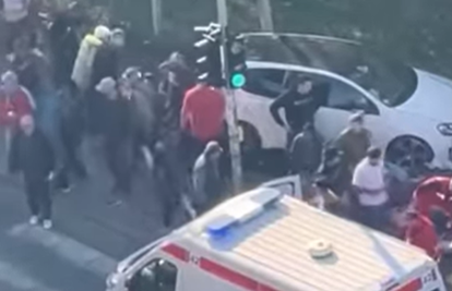 Užas u Beogradu: Autom se zabio u grupu ljudi. Dvoje ljudi ostalo je zarobljeno ispod auta