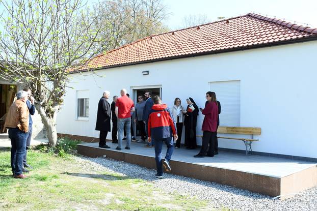 Petrinja: Ministar Bačić obišao tri obitelji koijim su izgrađene zamjenske kuće