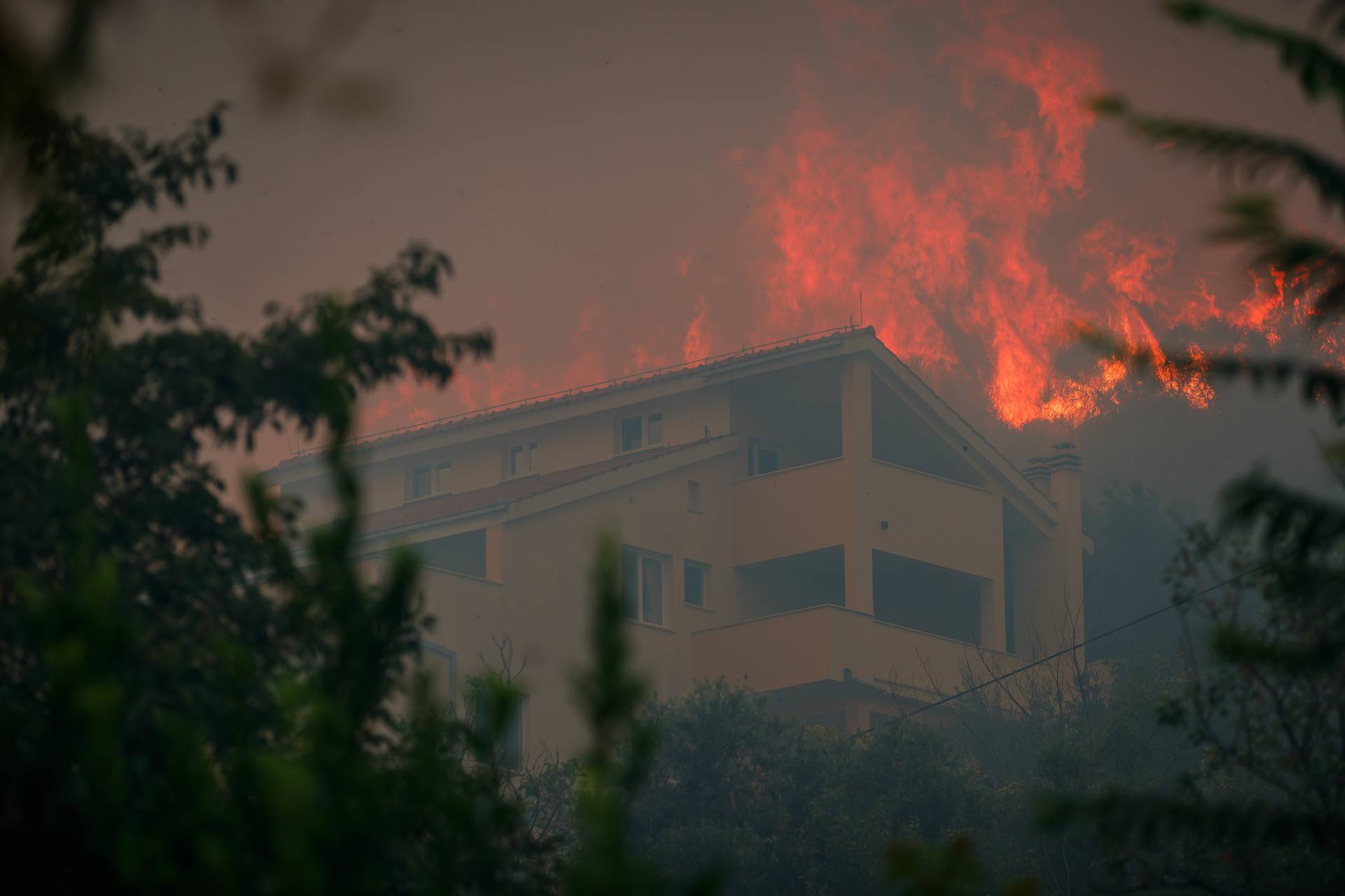 Žrnovnica: Vatra ušla u naselje