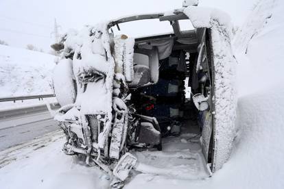 Jutro nakon teške nesreće kod Brinja: Čovjek poginuo. Autobus zameten u snijegu, čeka dizalicu