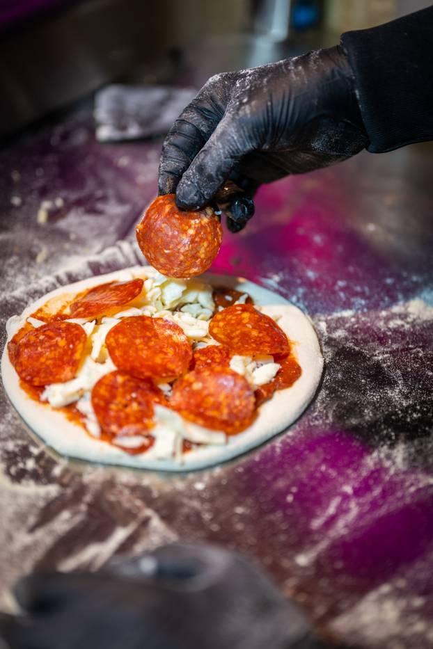 Posjetitelji uživaju u pizzama mini pizzerije Pizza Actually u sklopu adventa u Muzeju grada Zagreba