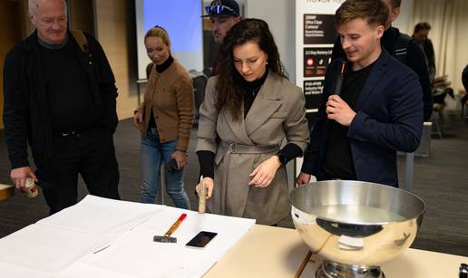 FOTO Bacali ga, udarali i ledili na Kranjskoj Gori: Stigla je nova izdr&zcaron;ljiva Honor Magic 8 serija