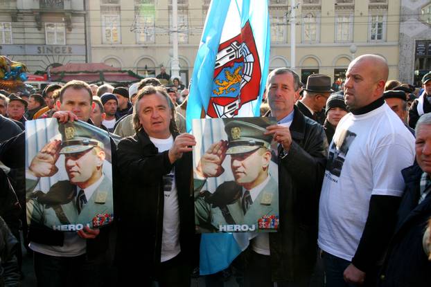 ARHIVA -  Tristotinjak osoba okupilo se na Jelačićevom trgu tijekom skupa podrške Gotovini