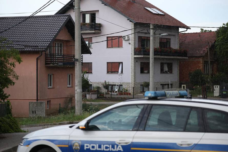 U mjestu Donji Dragonožec muškarac se zatvorio u kuću s puškom 