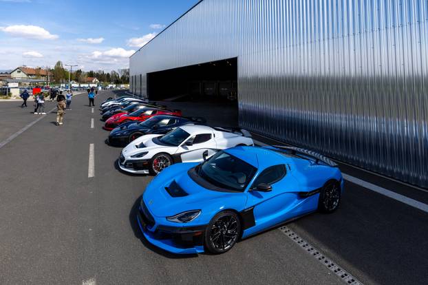 Rimac Nevere parkirane ispred Rimac kampusa u Kerestincu povodom Trilblazers Toura