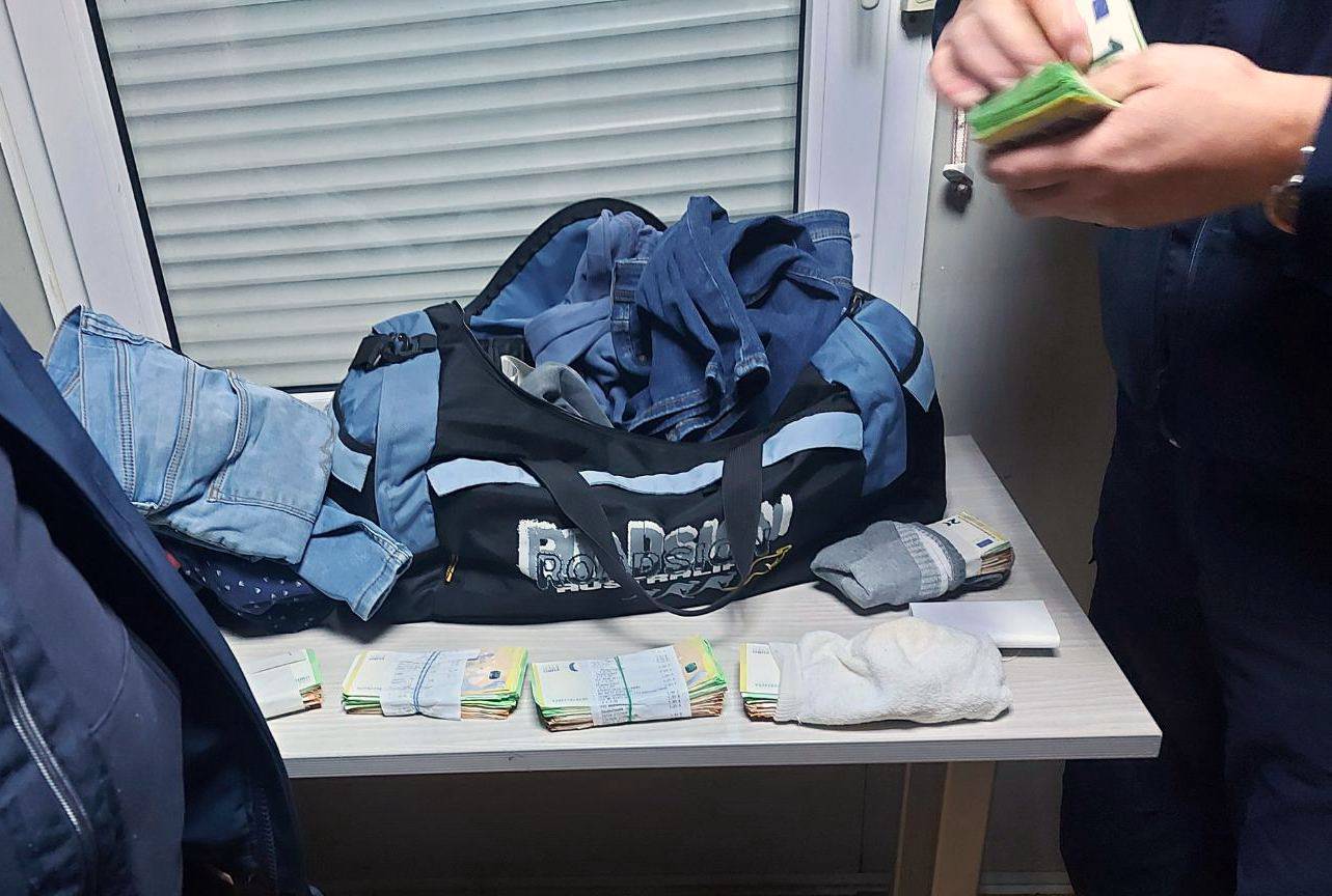 FOTO Ulovili ga na graničnom prijelazu u Srbiji: U čarape skrio 60.000 eura i krenuo u Grčku