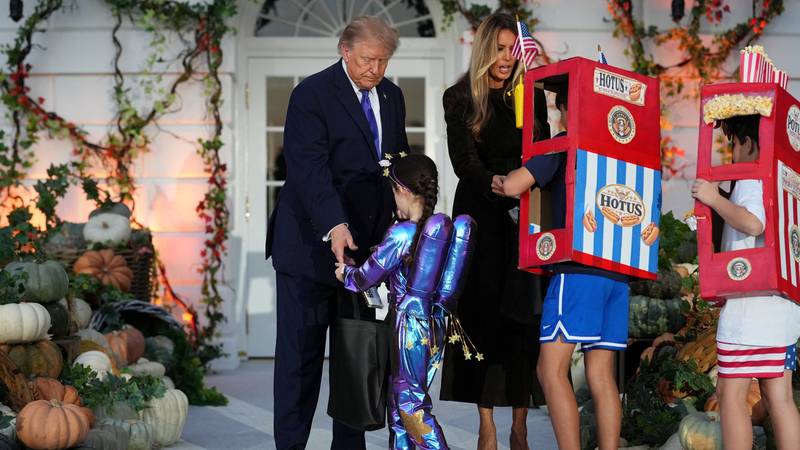 VIDEO Noć vještica u Bijeloj kući: Trump i Melania dijelili slatkiše, i avioni bili u akciji...