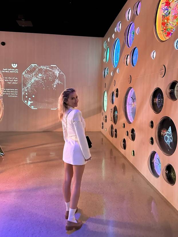 Za njih nema hladnoće i magle! Šime i Maja u badićima pozirali kraj bazena, 'padali' i zagrljaji