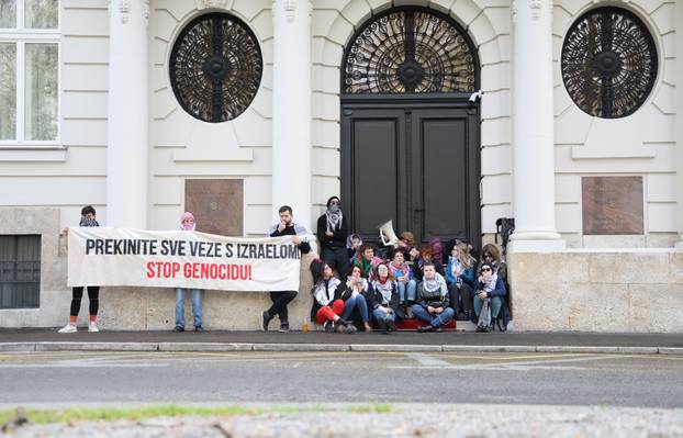 Zagreb: Blokade ulaza u Ministarstvo vanjskih i Europskih poslova, kao čin protesta protiv hrvatskog sudioništva u genocidu u Gazi