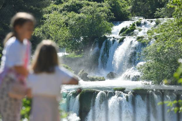 Skradin: Doma?i i strani gosti uživaju u ljepotama Nacionalnog parka Krka