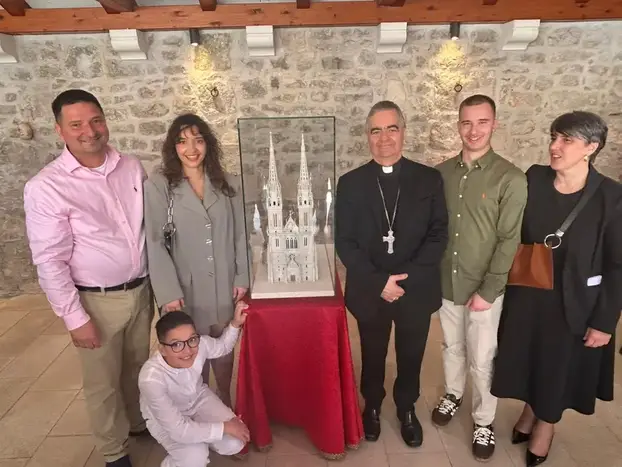 FOTO Ovo je replika Zagrebačke katedrale koju je izradio klesar s Brača: 'Ima 51.000 kamenčić'