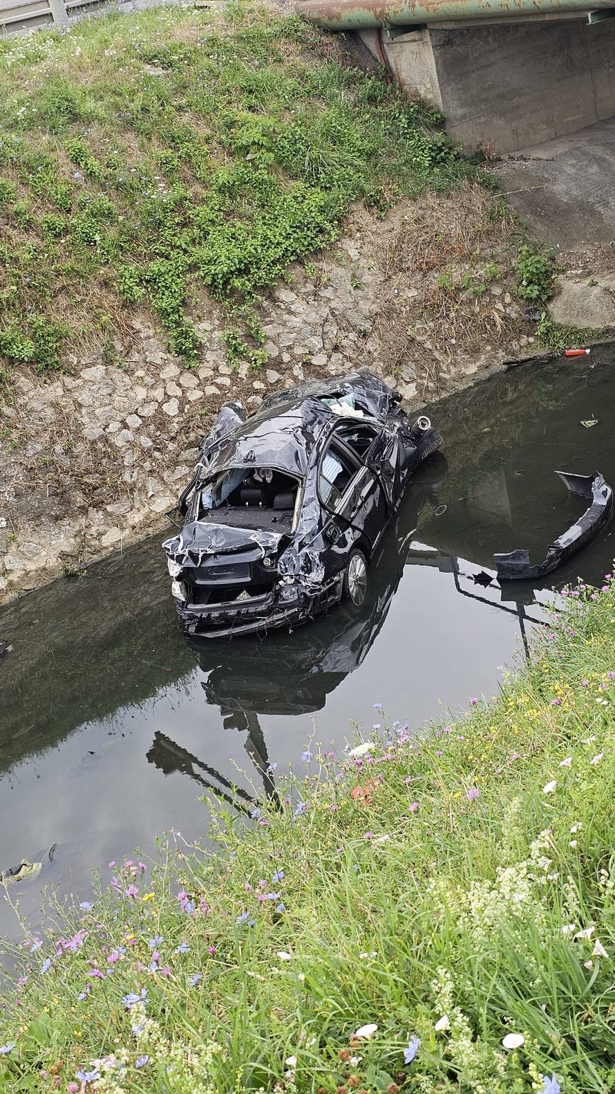 Krš i lom u Sesvetama! S ceste sletio u odvodni kanal, auto potpuno uništen: 'Užasno je...'