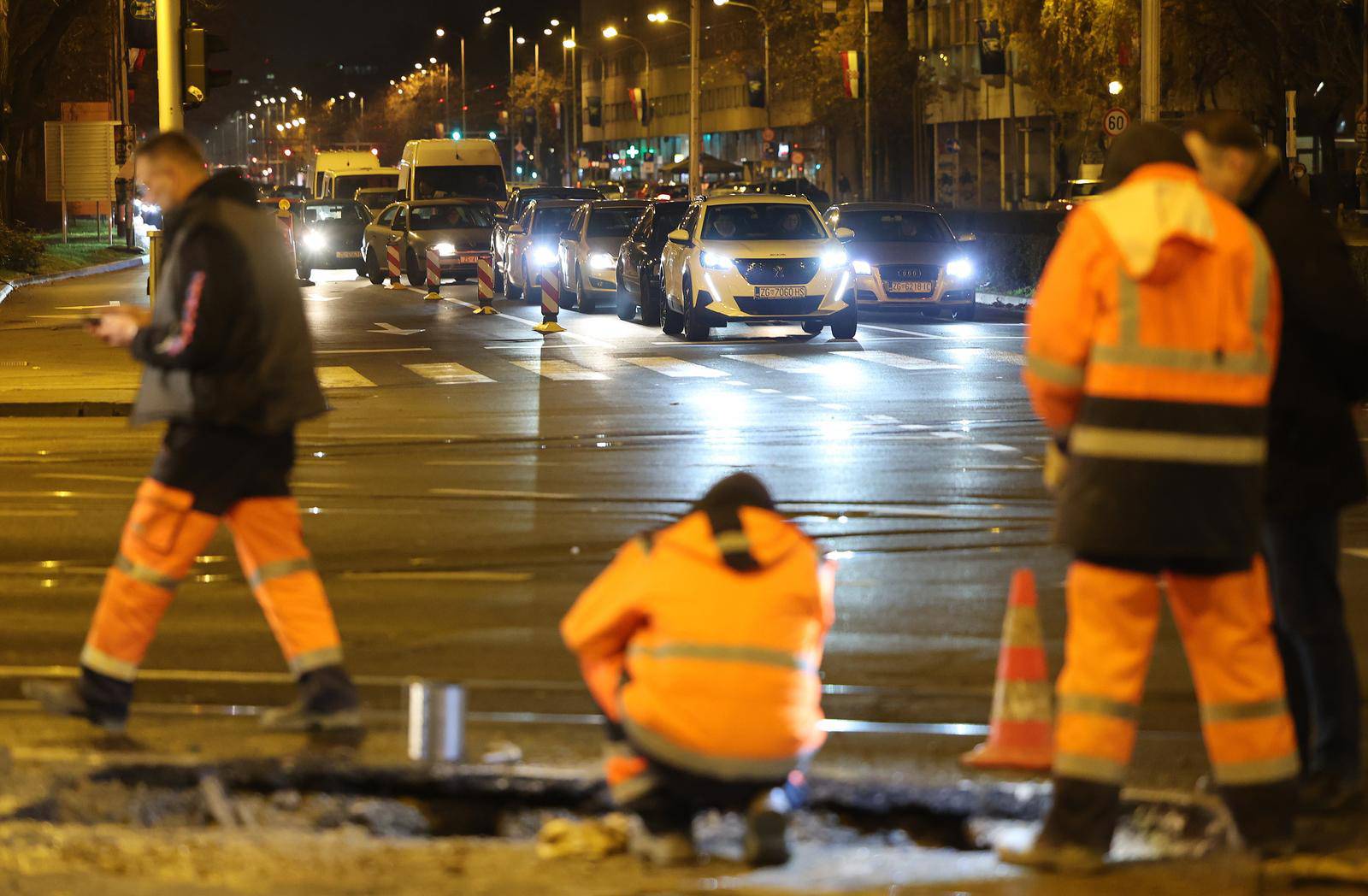 Zagreb: Pukla cijev na križanju Savske i Vukovarske