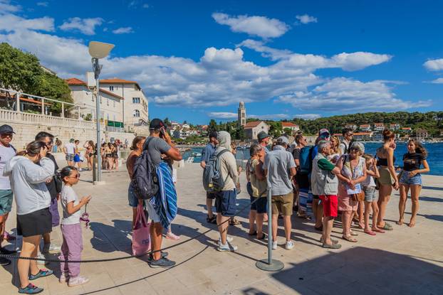 Gužva u gradu Hvaru na ukrcaj i iskrcaj sa katamarana