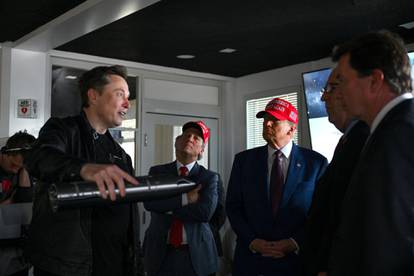 FOTO Elon Musk i Donald Trump skupa promatrali lansiranje Starshipa na njegov testni let