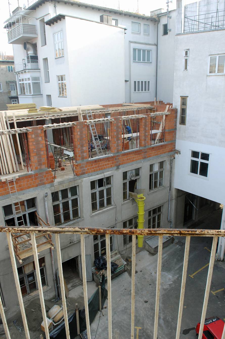 Zagreb: Bespravna gradnja Hrvoja Petra?a na adresi Trg žrtava fašizma 1