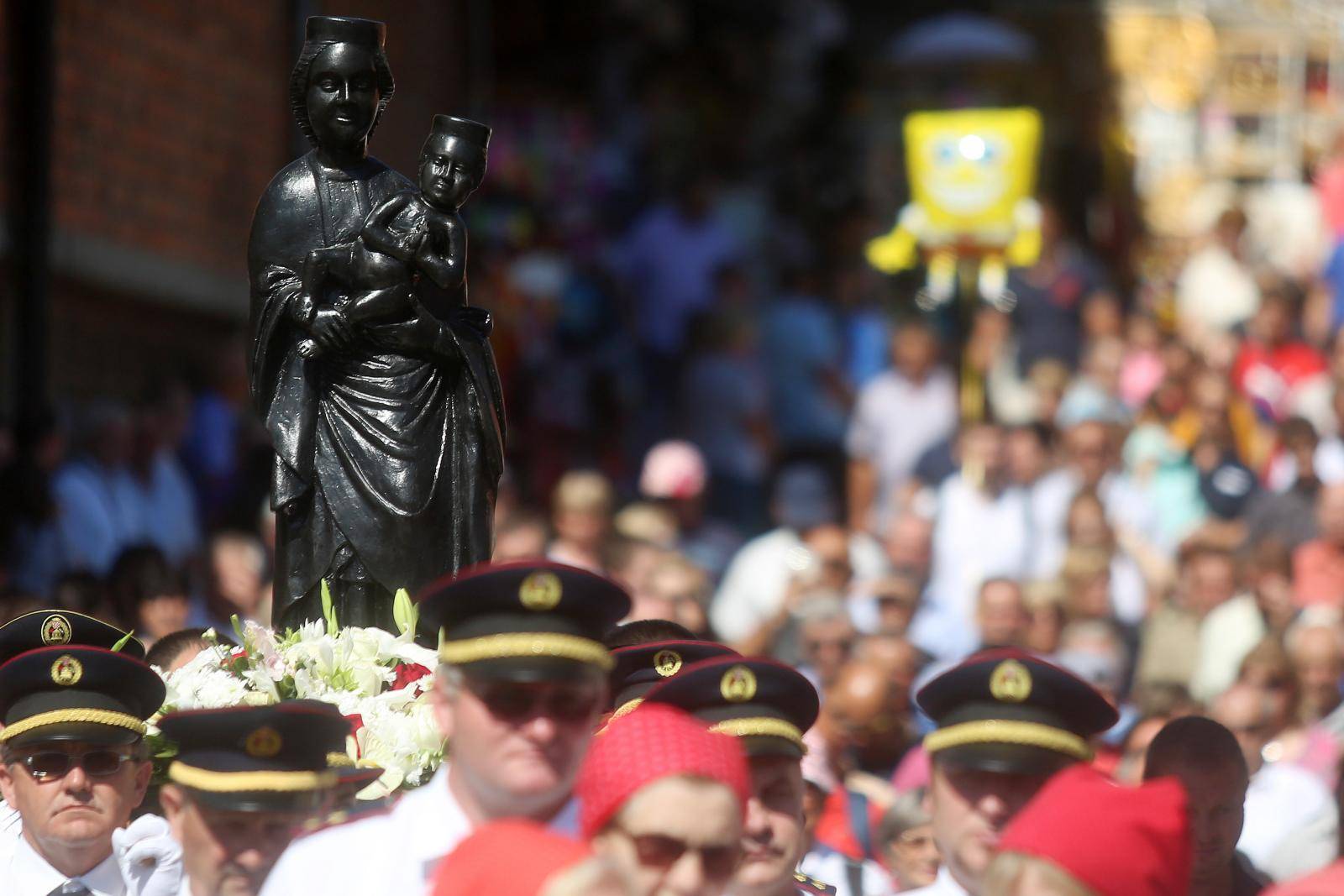 Čuda Majke Božje: Djevojka je bila nepokretna, došla je do kipa Gospe u crkvi i ozdravila...