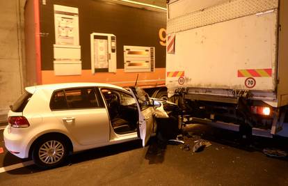 Krš i lom u tunelu Klis: Sudarila se tri vozila, jedna osoba  je završila u bolnici zbog ozljeda