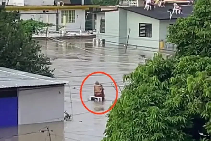 Zagrljeni baka i djed &ccaron;ekaju da ih spase...