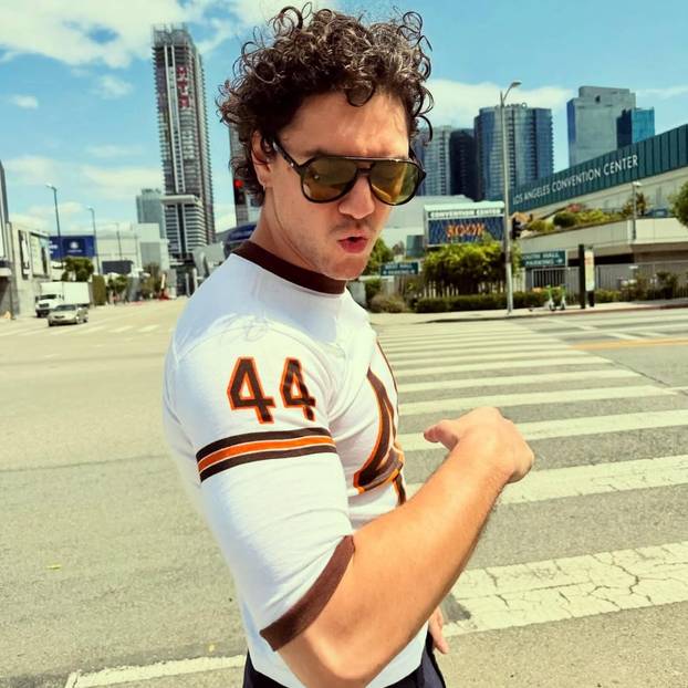 FOTO Zgodni dečki o kojima svi pričaju: Ovo je glumačka postava hit serije "Off Campus"