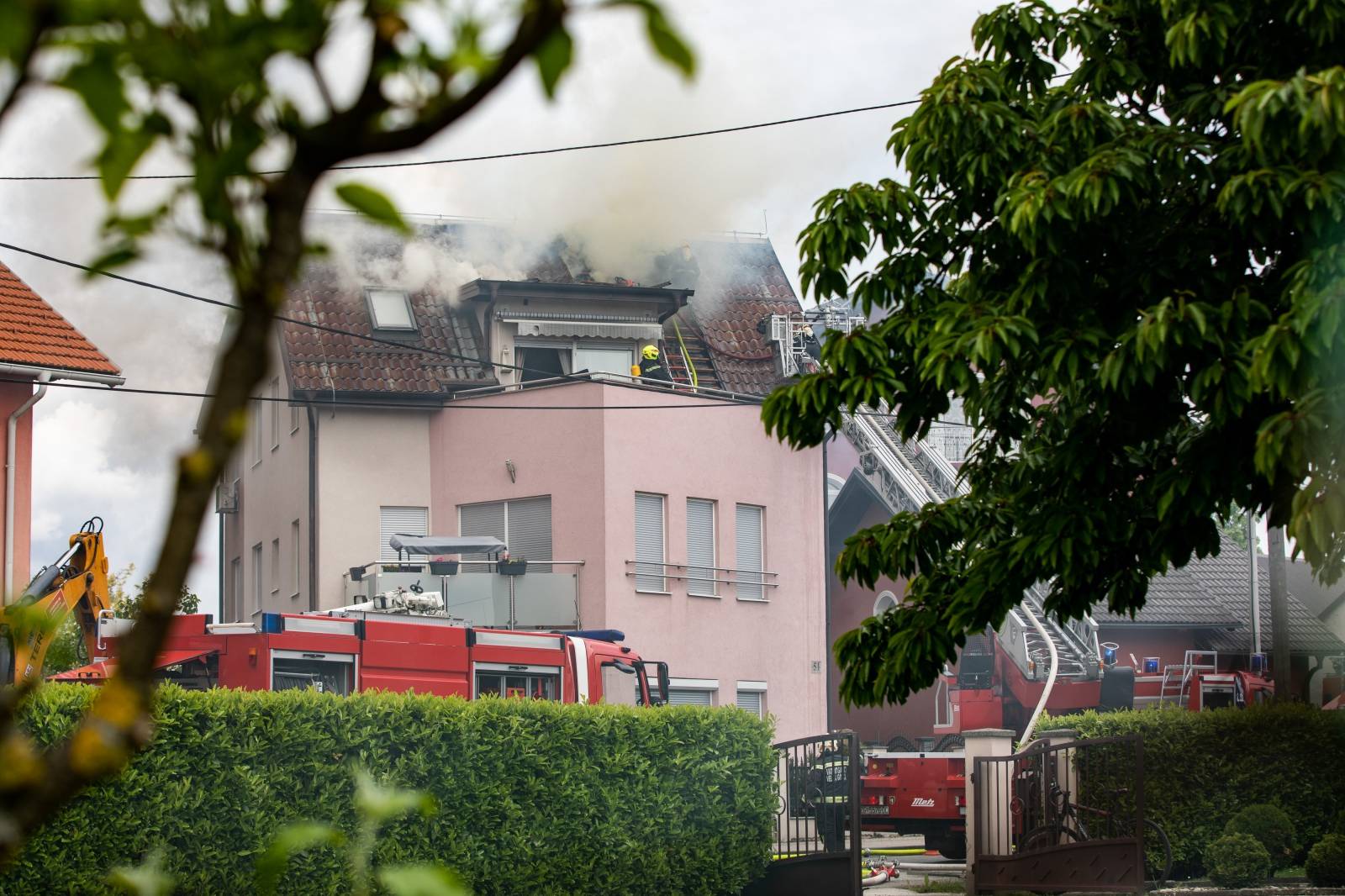 Buknuo požar na krovu kuće u Velikoj Gorici